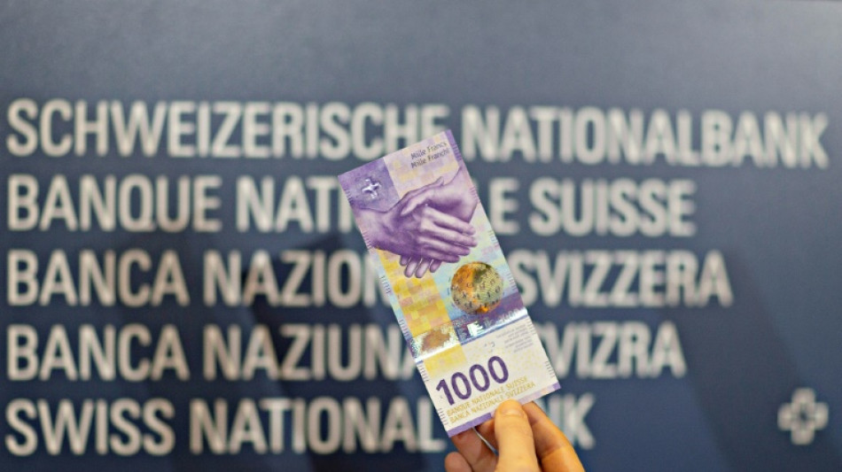 Swiss lawmakers vote to enshrine cash in constitution