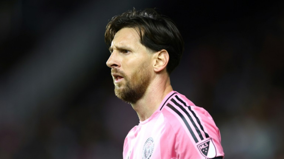 MLS multa Messi por apertar pescoço de auxiliar técnico adversário