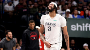 NBA: Davis ébouriffant puis blessé pour ses débuts à Dallas