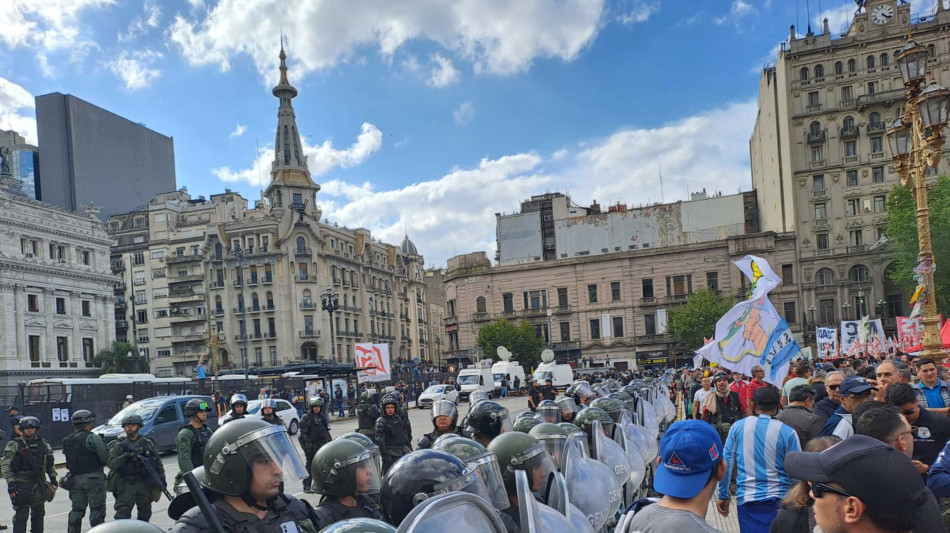 Polizia carica un corteo di pensionati, scontri a Buenos Aires