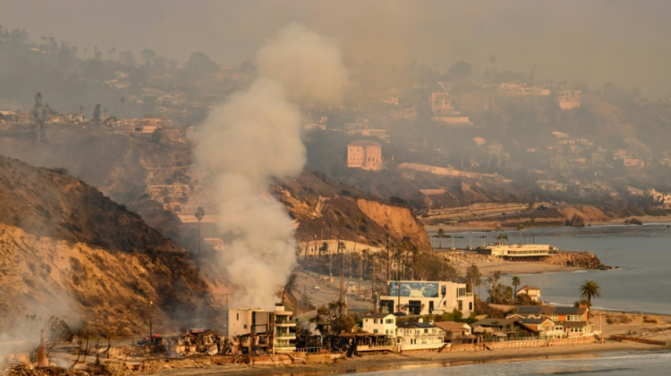 Prefeita de Los Angeles demite chefe dos bombeiros por gestão de incêndios