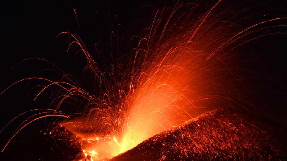 Scoperto un pianeta 'in fiamme', ricoperto da vulcani