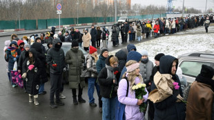 Russie: malgré le risque, plus d'un millier de personnes sur la tombe de Navalny