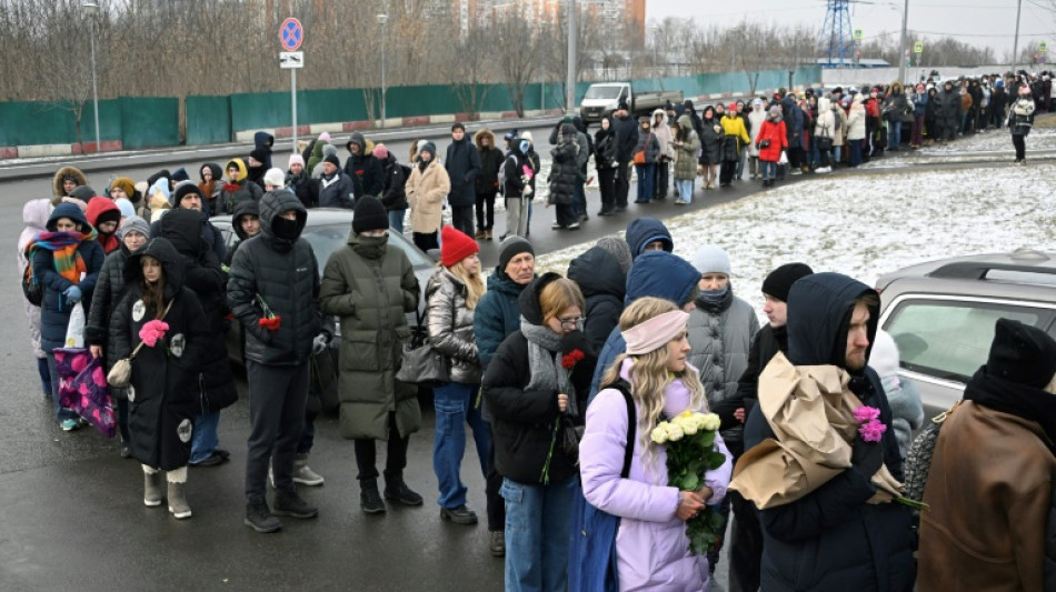 Túmulo de Navalny atrai mais de mil pessoas em Moscou no aniversário de sua morte