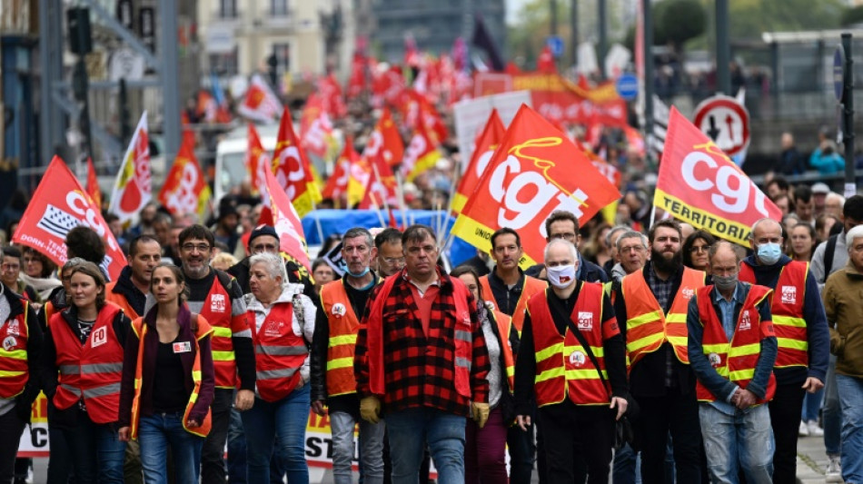 French oil refinery strikes begin to ease