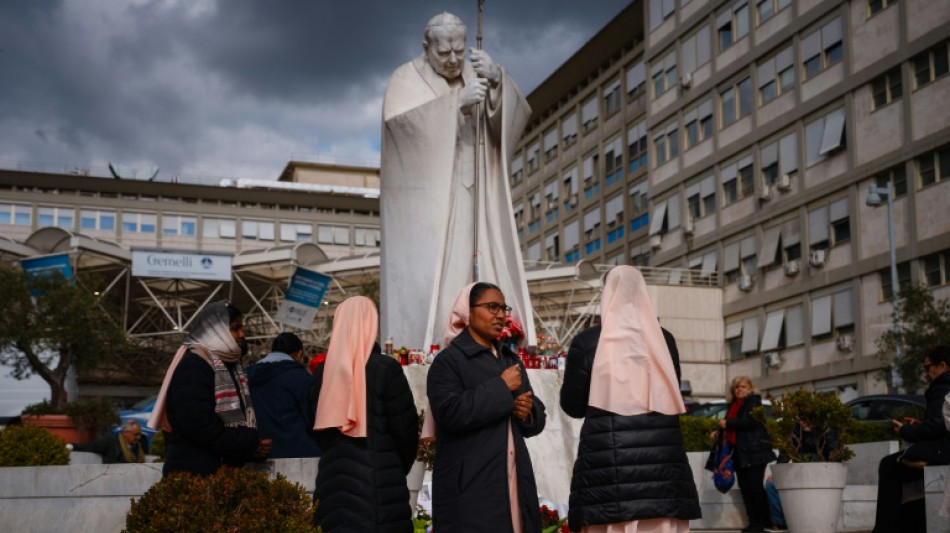 El papa Francisco, con "pronóstico reservado", salió del estado "crítico"