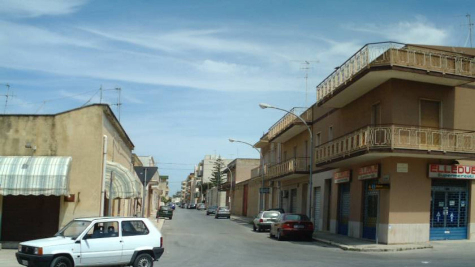 Donna cade dal balcone e muore a Marsala, fermato figlio