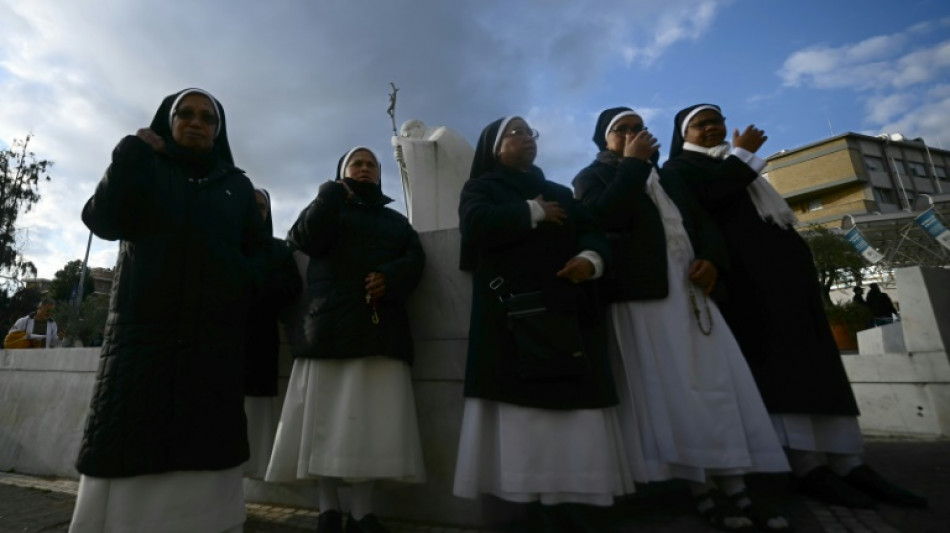 Papa Francisco sai do estado 'crítico', mas mantém 'prognóstico reservado'